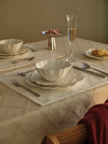 Holiday Harmony – świąteczny stół w rytmie czerwieni, złota i ukojenia